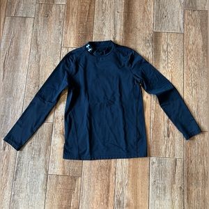 Under armour cold gear boy’s M black shirt